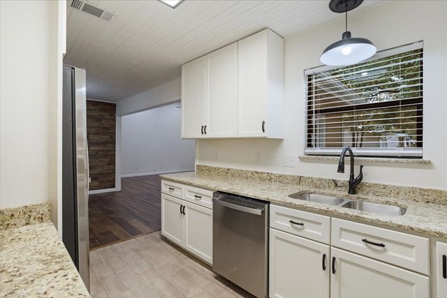 100 E Cunningham Street, Bonham, TX 75418