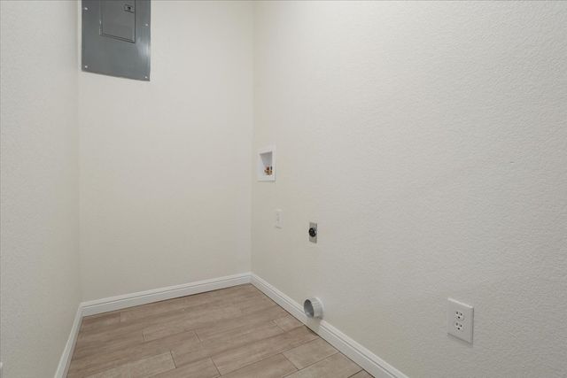 100 E Cunningham Street, Bonham, TX 75418