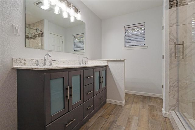100 E Cunningham Street, Bonham, TX 75418