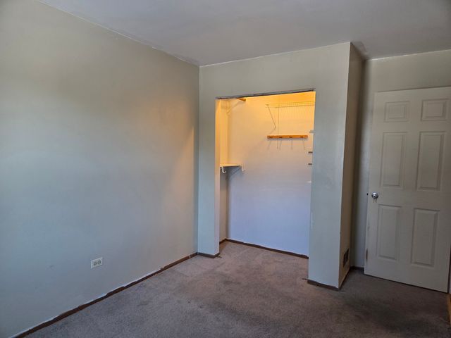 210 Hazelwood Drive, Lindenhurst, IL 60046