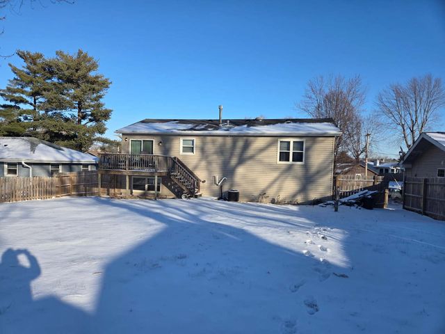 210 Hazelwood Drive, Lindenhurst, IL 60046