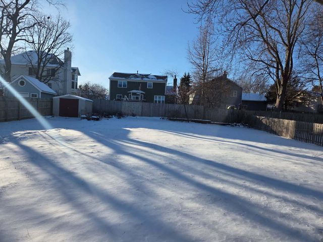 210 Hazelwood Drive, Lindenhurst, IL 60046