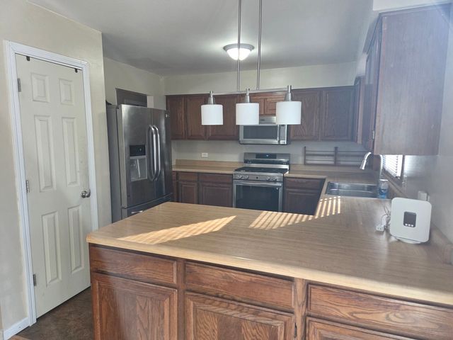 210 Hazelwood Drive, Lindenhurst, IL 60046