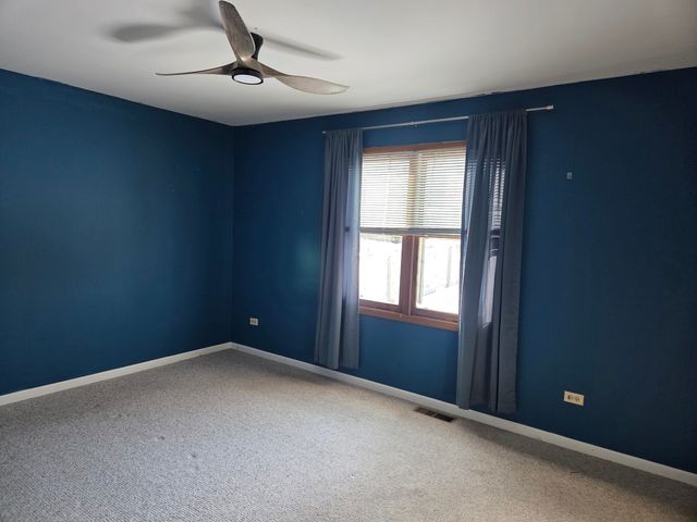 210 Hazelwood Drive, Lindenhurst, IL 60046