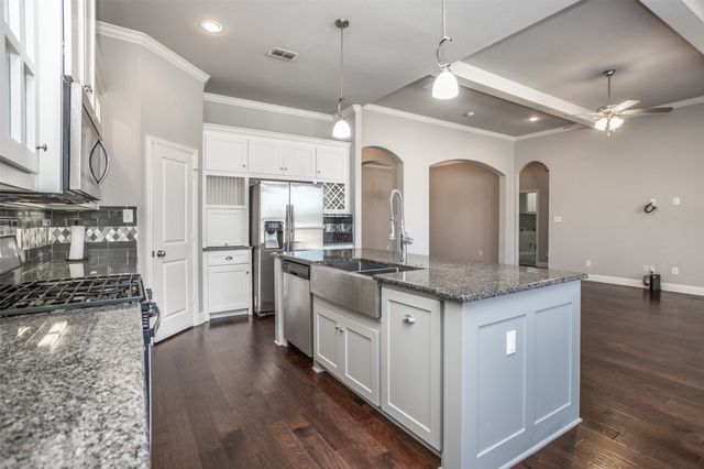 702 La Paloma Road, Sanger, TX 76266