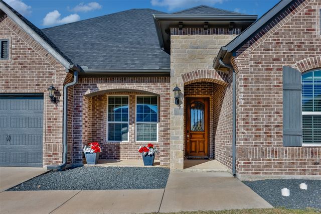 702 La Paloma Road, Sanger, TX 76266