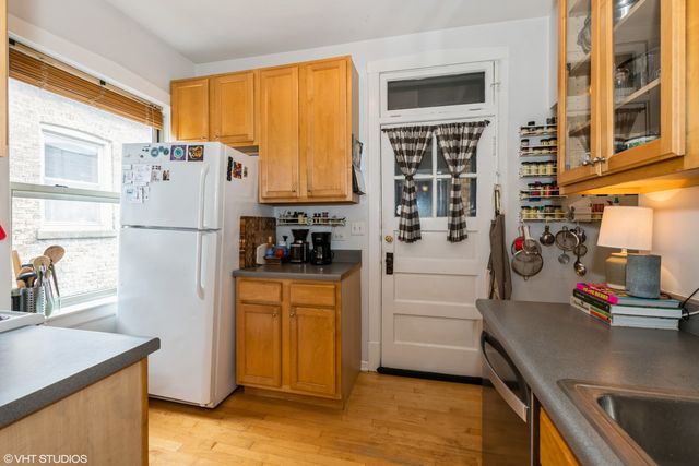 242 S Maple Avenue 3W, Oak Park, IL 60302
