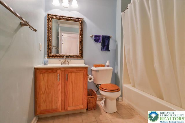 1211 Briarwood Lane, Forks Twp, PA 18040