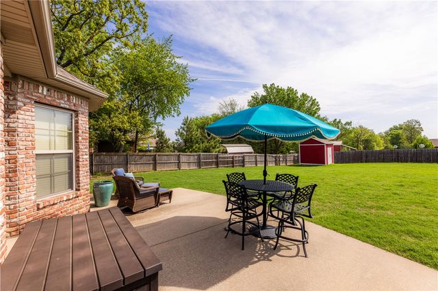 405 Buffalo Gap Drive, Siloam Springs, AR 72761