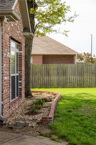 405 Buffalo Gap Drive, Siloam Springs, AR 72761