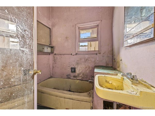 2140 N Franklin St, Denver, CO 80205