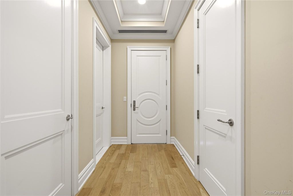 6000 Royal Court 6204, North Hills, NY 11040 — photo 2