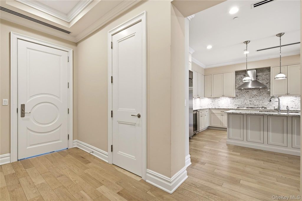 6000 Royal Court 6204, North Hills, NY 11040 — photo 3