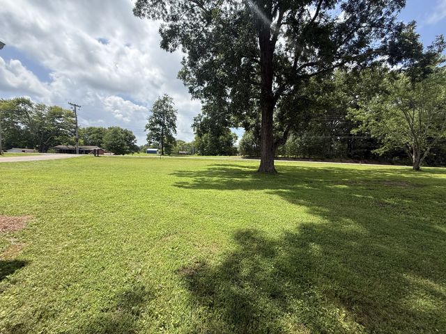 2825 Lylewood Rd, Woodlawn, TN 37191
