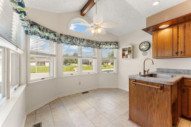 827 Kenmare Pkwy, Crown Point, IN 46307