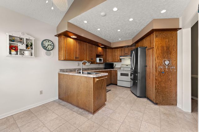 827 Kenmare Pkwy, Crown Point, IN 46307