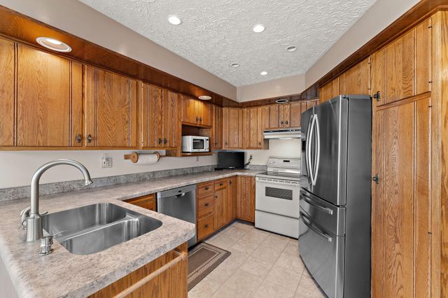 827 Kenmare Pkwy, Crown Point, IN 46307