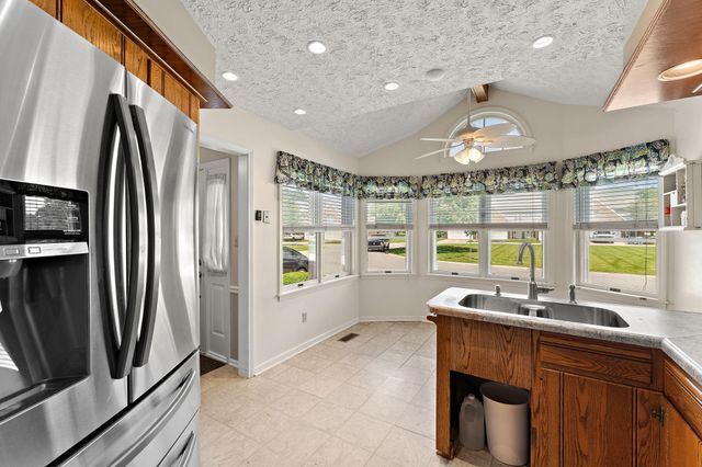 827 Kenmare Pkwy, Crown Point, IN 46307