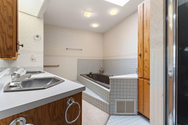 827 Kenmare Pkwy, Crown Point, IN 46307