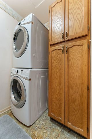 827 Kenmare Pkwy, Crown Point, IN 46307