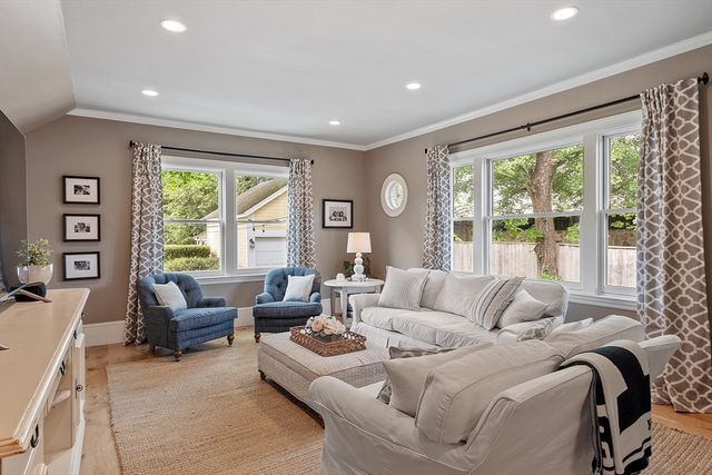 59 Elm St, Concord, MA 01742