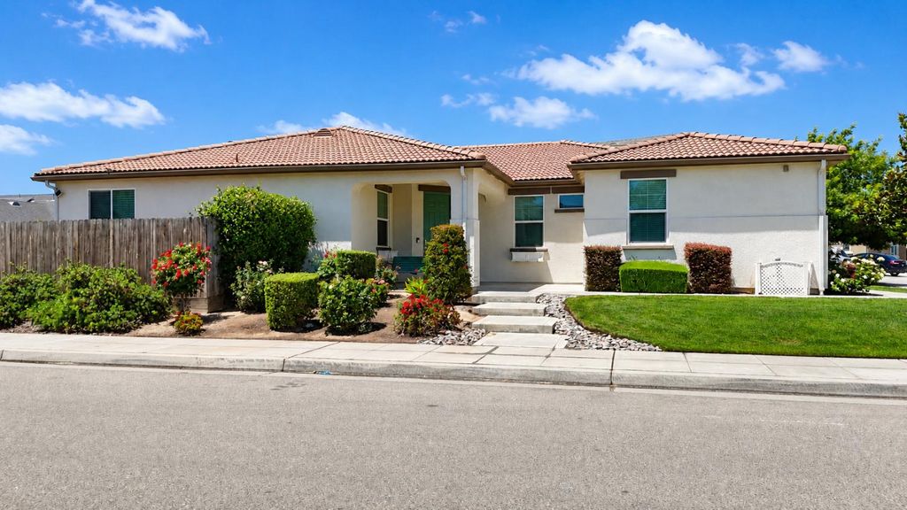 Image 5 of property listing at 3659 N Pearwood Avenue, Fresno, CA 93727