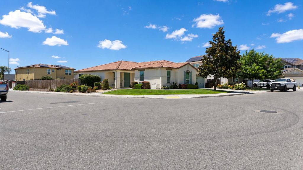 Image 7 of property listing at 3659 N Pearwood Avenue, Fresno, CA 93727