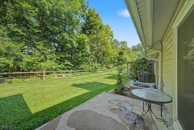 25 Pelican Pt, Hampton Twp., NJ 07860