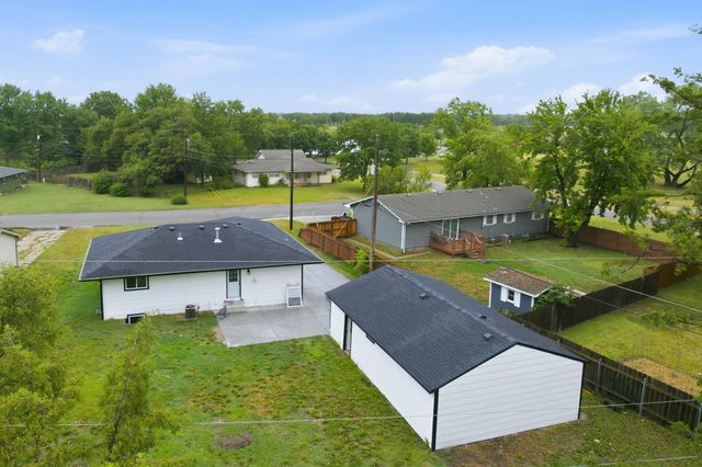 411 E 6th St, Valley Center, KS 67147