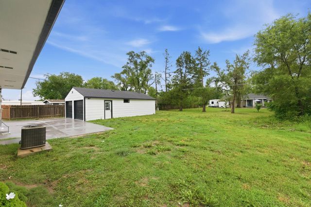 411 E 6th St, Valley Center, KS 67147