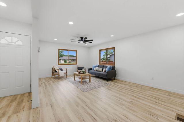 411 E 6th St, Valley Center, KS 67147