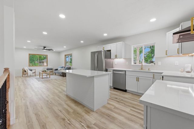 411 E 6th St, Valley Center, KS 67147
