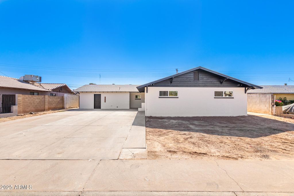 6201 W INDIANOLA Avenue, Phoenix, AZ 85033 — photo 2