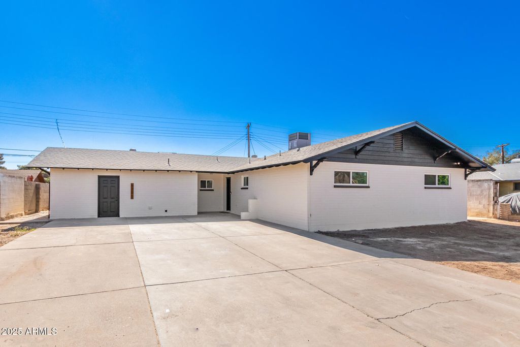 6201 W INDIANOLA Avenue, Phoenix, AZ 85033 — photo 5