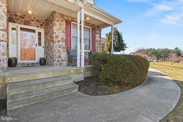 1525 GATEWAY DR, Quakertown, PA 18951