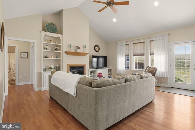 1525 GATEWAY DR, Quakertown, PA 18951