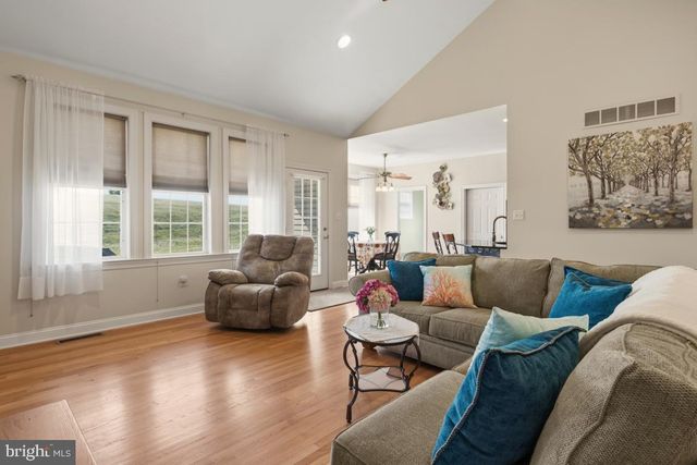 1525 GATEWAY DR, Quakertown, PA 18951