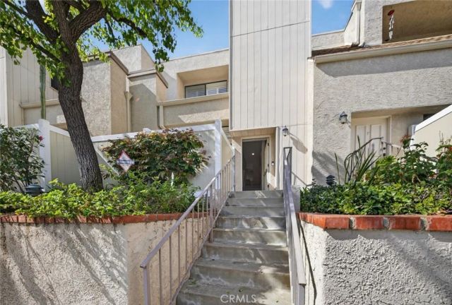 15235 Magnolia Boulevard E, Sherman Oaks, CA 91403