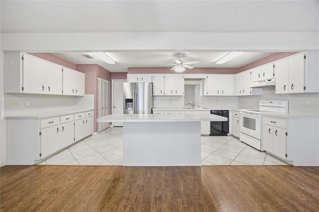8666 SW 92ND LANE F, Ocala, FL 34481
