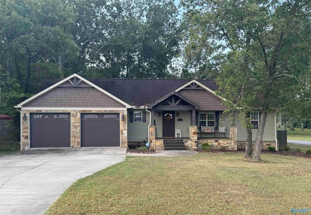 70 Buck Island Drive, Guntersville, AL 35976