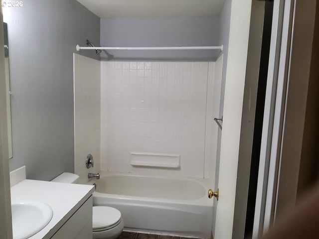 1040 Se COLUMBIA RIDGE Dr 2, Vancouver, WA 98664