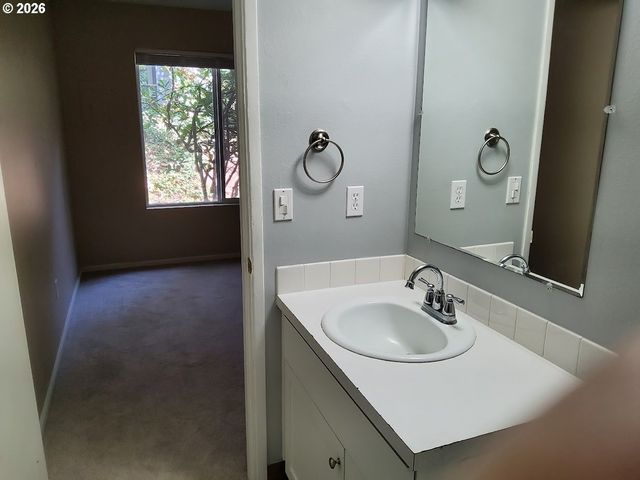 1040 Se COLUMBIA RIDGE Dr 2, Vancouver, WA 98664