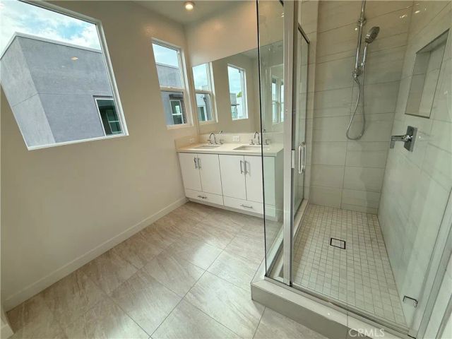 693 S Lyon Street, Santa Ana, CA 92705