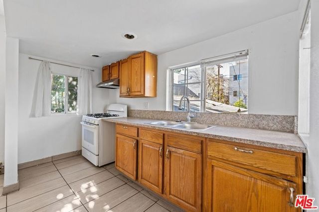 1121 S Serrano Avenue, Los Angeles, CA 90006