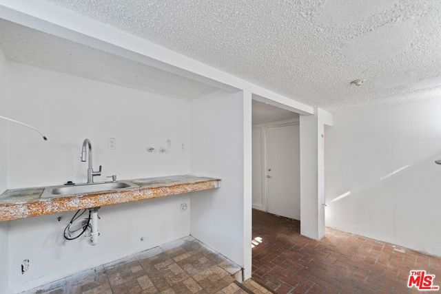 1121 S Serrano Avenue, Los Angeles, CA 90006