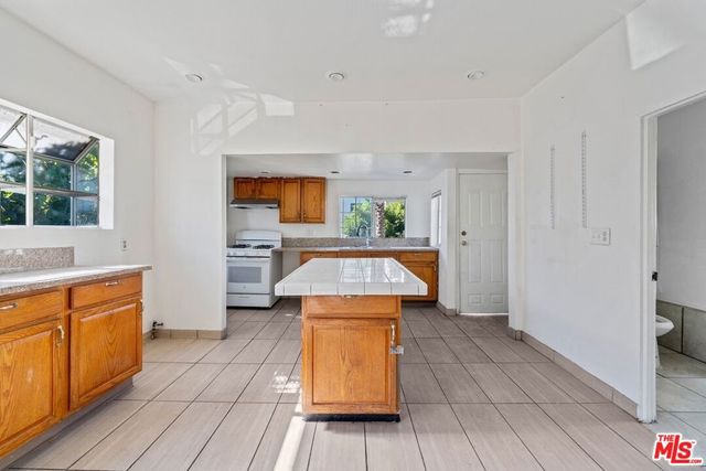 1121 S Serrano Avenue, Los Angeles, CA 90006