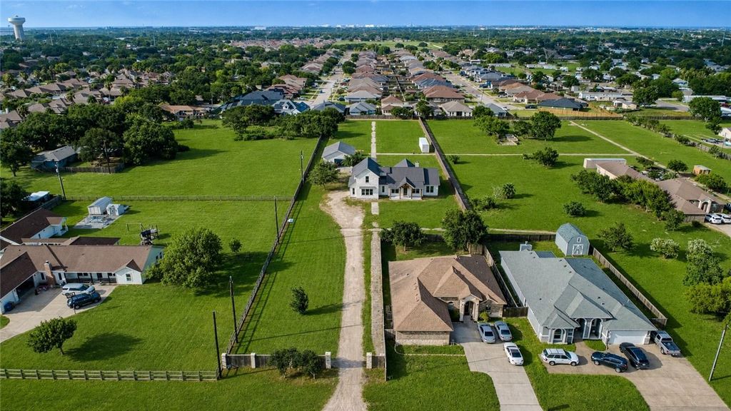 1056 Glenoak Dr, Corpus Christi, TX 78418 — photo 4