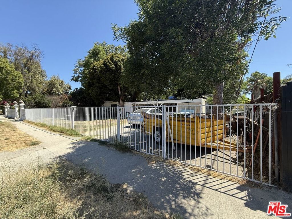 8018 Shirley Avenue, Los Angeles, CA 91335 — photo 2