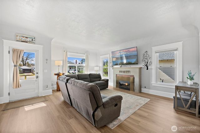 211 Calistoga Street E, Orting, WA 98360
