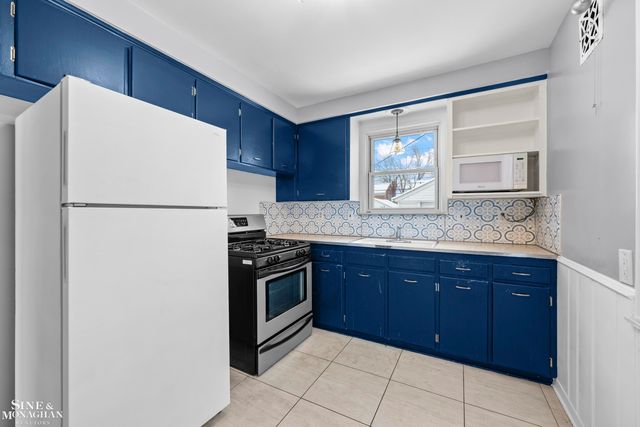 2037 Vernier Road, Grosse Pointe Woods, MI 48236